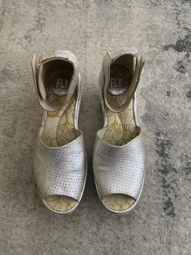 Woman’s Fly London Metalic Silver White Wedge Shoes Sandals Size 7.5 Eu 38 - Picture 5 of 7