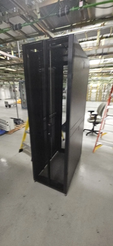 Gabinete de gabinete rodante NetShelter SX 42U para rack de servidores NetShelter 19" con llave APC E242296 Foto 4 de 4