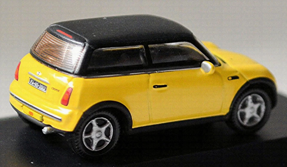 BMW Mini New Mini Cooper R50 2001-06 Giallo + Tettuccio: Nero 1:87 Schuco 21923 - Immagine 4 di 4