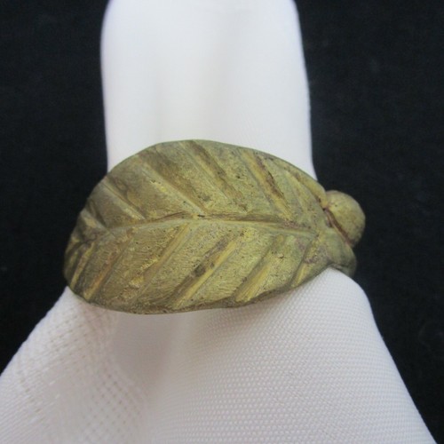 Pounded Forged Metal Leaf Napkin Rings Set of 6 Rustic Farmhouse Flat Gold Color - Foto 2 di 7