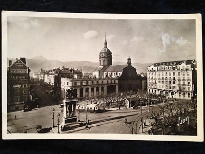 CLERMONT FERRAND - Place de Jaude Kirche St Pierre des mines und in der Ferne le Puy d