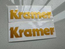 2 Pezzi KRAMER Paletta Chitarra Vinile Trasferimento UV Decalcomanie Rialzate PVC Adesivi Oro
