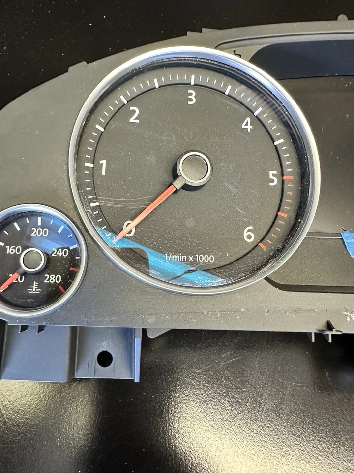 2011 年大众途锐 TDI 柴油仪表盘速度计 — 第 2/4 张图片