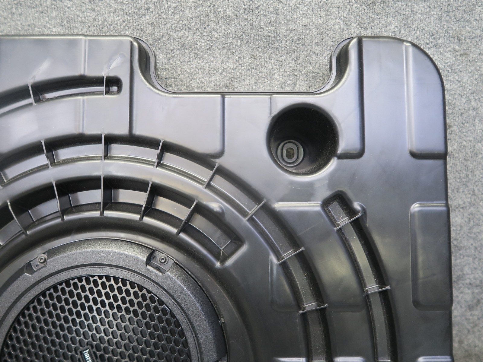 2017-2020 MASERATI LEVANTE M161 REAR AUDIO SUBWOOFER SPEAKER BOX ASSEMBLY