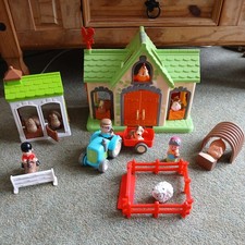 ELC HAPPYLAND FARM  WITH SOUNDS & STABLES,TRACTOR, FARM ANIMALS & FIGURES 