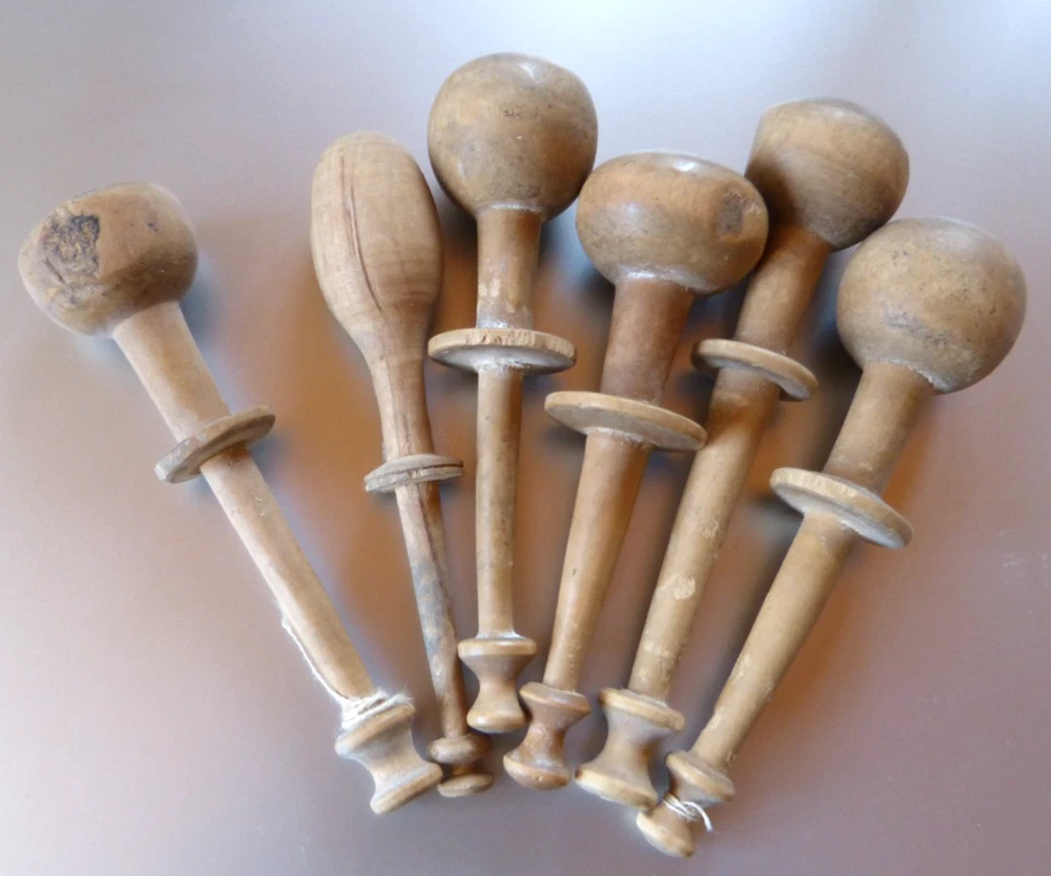 ANCIENS FUSEAUX DE DENTELLIÈRE EN BOIS / BON ETAT - Photo 1/1