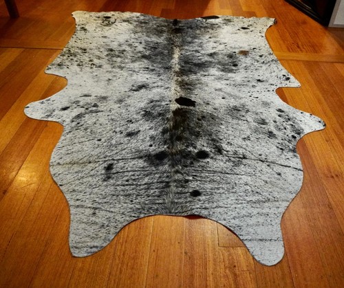 A Feature Packed Branded Mid Sized Speckle Park Salt & Pepper Cow Hide Rug - Foto 4 di 7