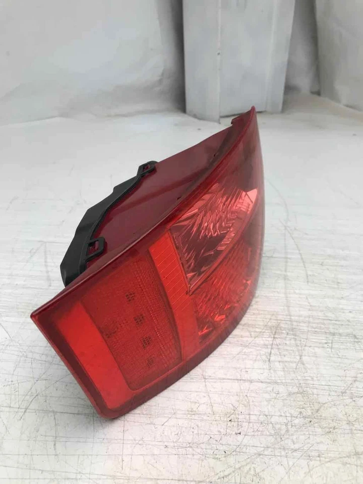 Оригинальный задний фонарь в сборе на четверть панели для Audi A8 RH 2003–2007 годов выпуска - Изображение 3 из 4