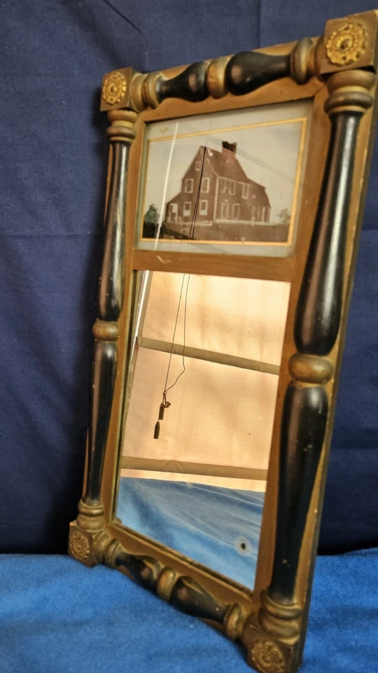Antiguo espejo ebonizado federal americano del siglo XIX con escena de casa eglomisa. Foto 2 de 4