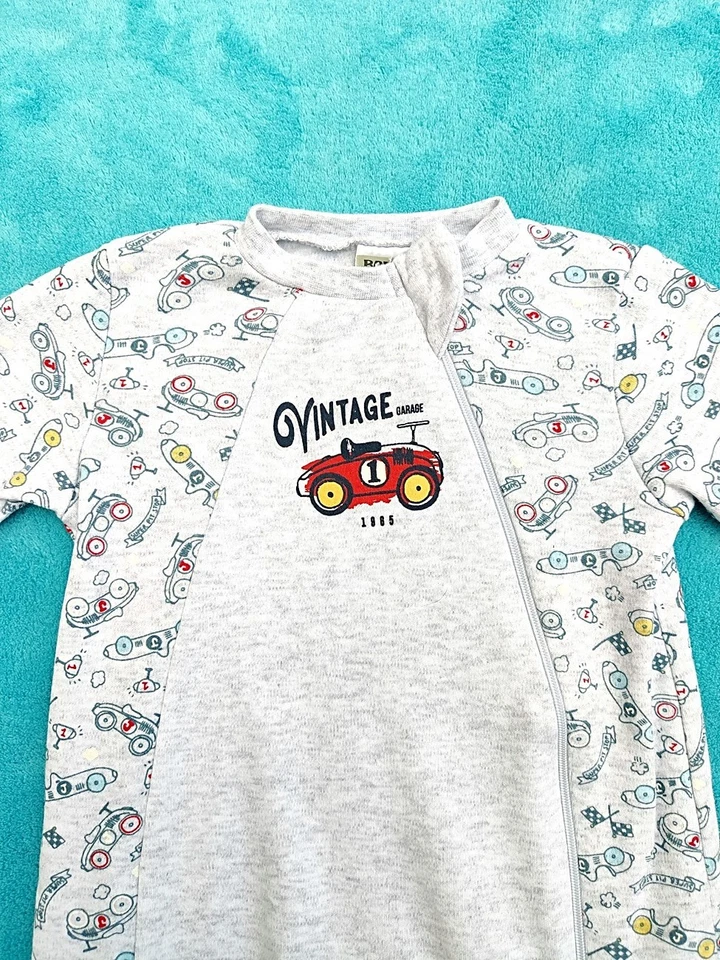 Baby Schlafanzug Strampler Gr.68 100% Baumwolle Autos Grau mit Fuß Einteiler - Bild 4 von 4