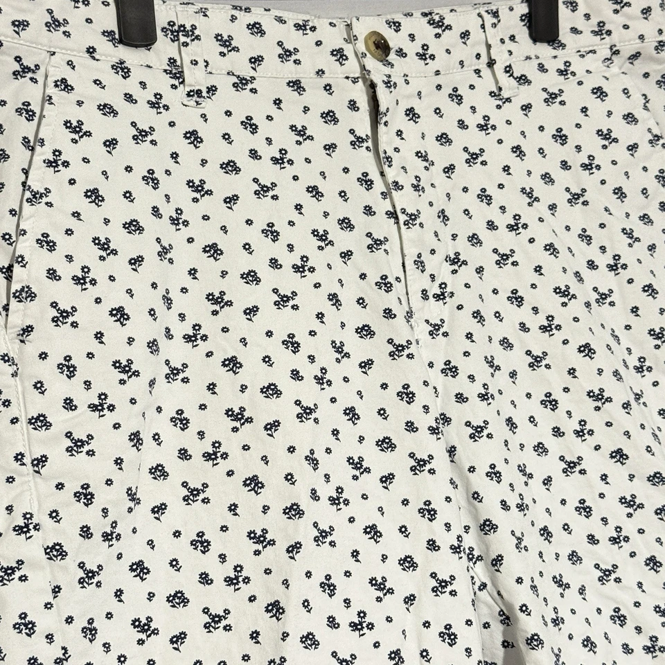 Pantalones Cortos Chinos Hudson & Barrow Para Hombre Cintura 33 Blanco con Patrón Floral Azul Marino Foto 3 de 4