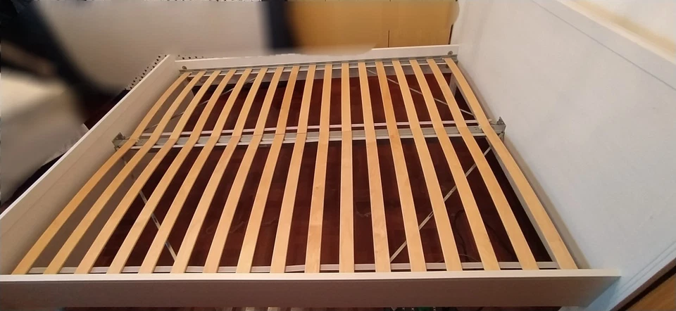 Letto matrimoniale bianco Ikea, completo di 2 basi a doghe per materasso - Immagine 4 di 4