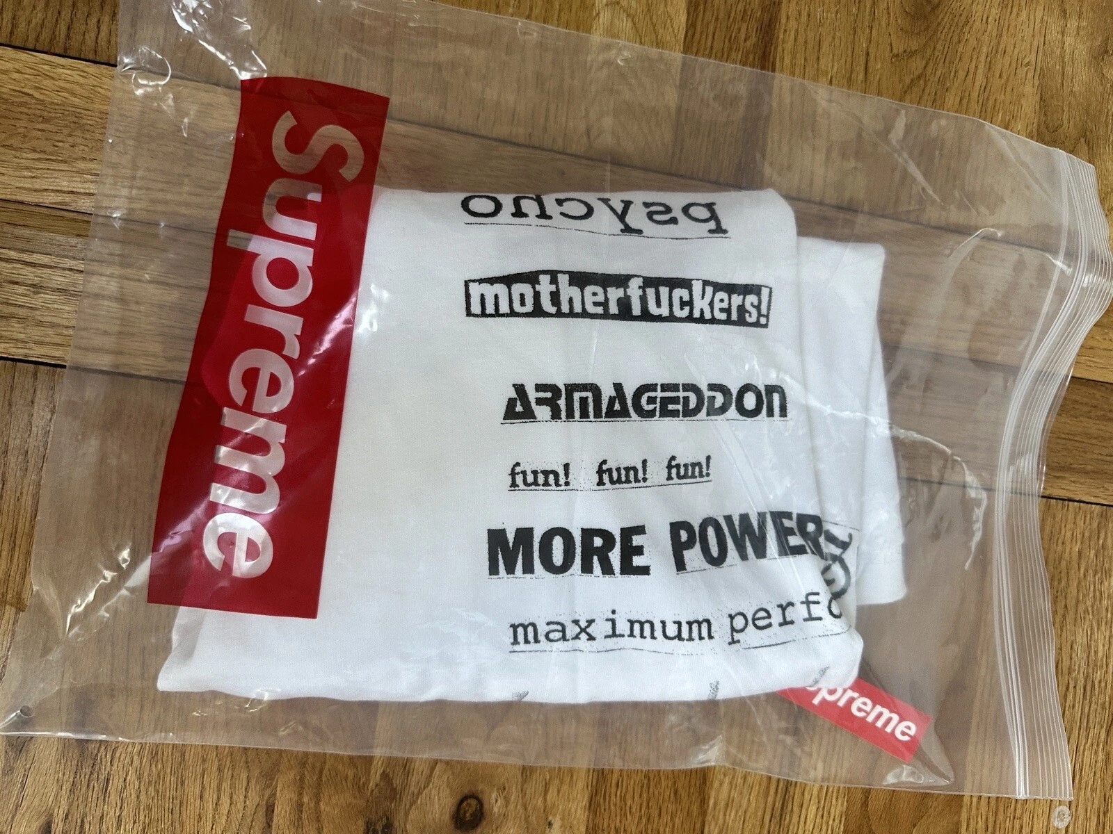 Tee shirt blanc Supreme No More grand flambant neuf scellé dans un sac