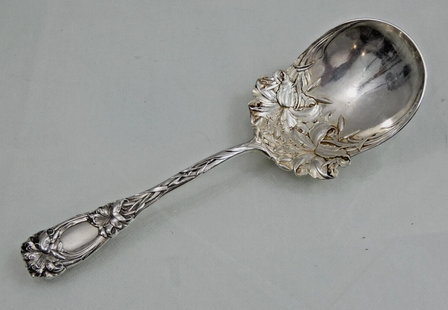 LARGE DURGIN NEW ART STERLING SILVER SERVING SPOON Art Nouveau Lily 8 7/8 in.