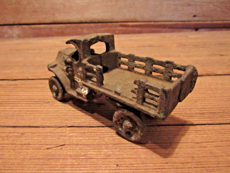 Camión de estacas Mack de hierro fundido de 4,75" vintage de 1930 A. C. Williams Foto 3 de 4