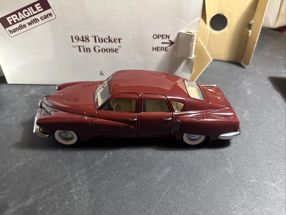 DANBURY MINT 1948 TUCKER "TIN GOOSE" Model Car Diecast 1:24 Scale - Image 2 of 4
