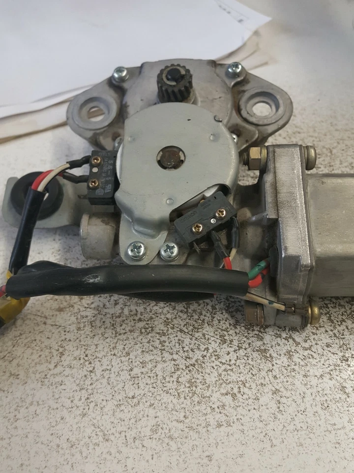 Motor techo corredizo Toyota Land Cruiser 91-97 OEM 85730-60011 Foto 3 de 4