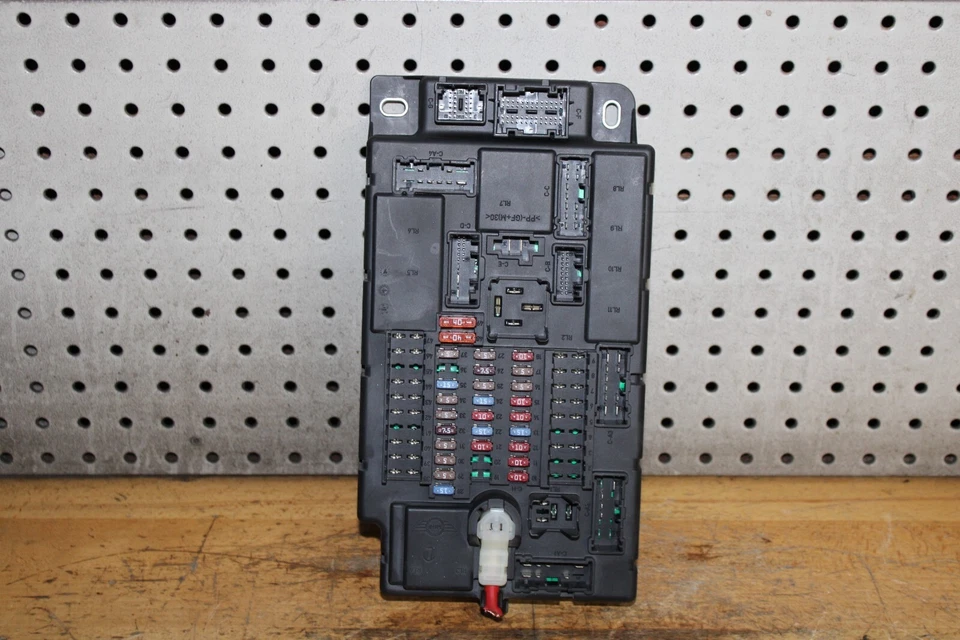 CAIXA DE JUNÇÃO RELÉ FUSÍVEL 2009 MINI COOPER S M2 - Imagem 3 de 4