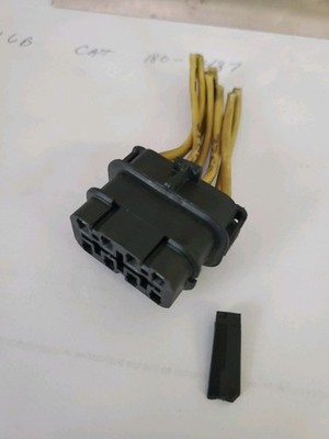 Bussmann Freightliner/Columbia Fuse Box 31002-09 plug broken tab