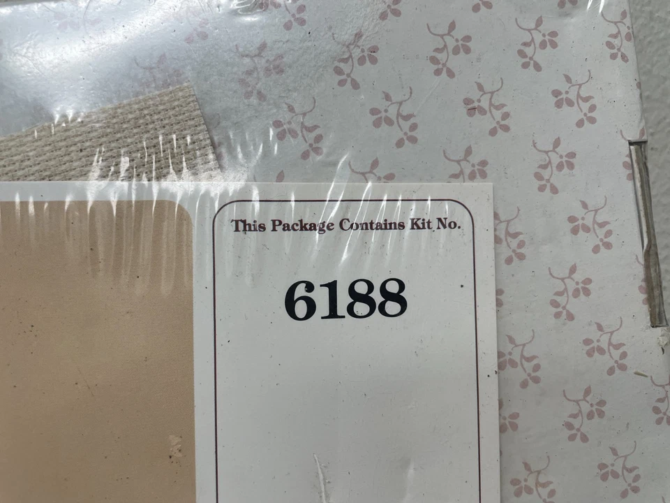 Estante Madera 14" "Love Abides" / Corazones Florales Punto de Cruz Kit SELLADO Foto 4 de 4