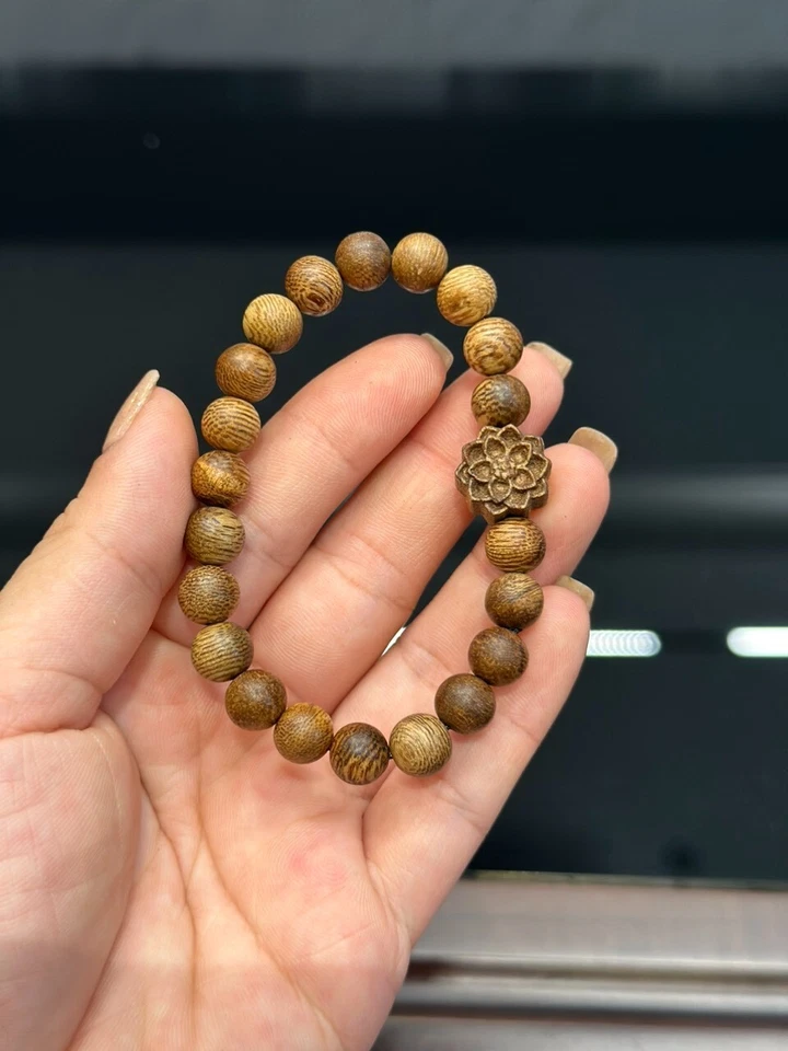 Pulsera artesanal de madera de agar Kien Viet de 8 mm con dije de loto - cuentas naturales Foto 2 de 4