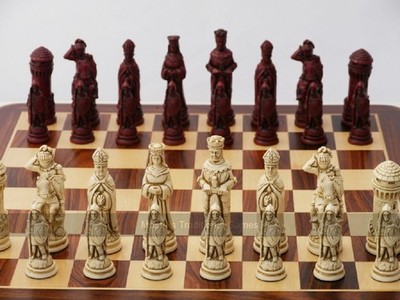 Berkeley Camelot dekoratives Schachspiel (creme und rot, ohne Brett)