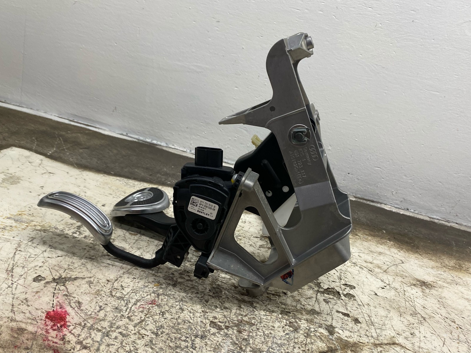 2010-2020 BENTLEY MULSANNE BRAKE GAS ACCELERATOR PEDAL BRACKET MOUNT ASSEMBLY