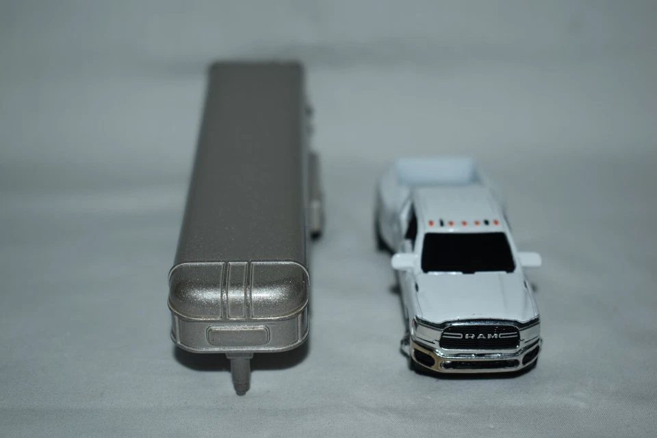 Dodge Ram camioneta doble Ertl 1:64 con remolque de ganado Foto 2 de 4