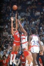 Lionel Hollins of the Philadelphia 1981 Basetball Photo 13