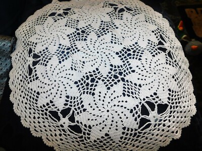 VINTAGE HANDBLUME GEHÄKELT TISCHSCHUTZ WEISS BAUMWOLLE JAKOBSMUSCHEL RAND 17,5'' DURCHMESSER