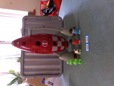 ELC Happyland rote Weltraumrakete mit Licht und Sound 2 Raumfahrer und Hunde Figuren