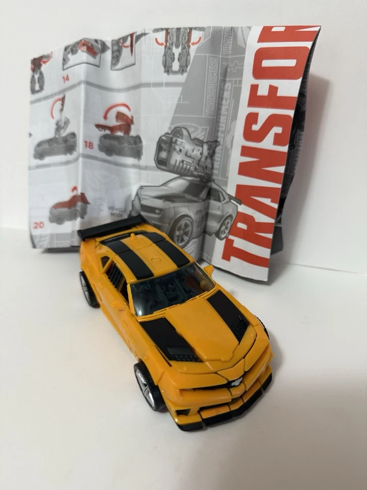 Transformers Toys Deluxe Class Universal Studios  - 3D Bumblebee No Gun And Box - Imagem 2 de 2