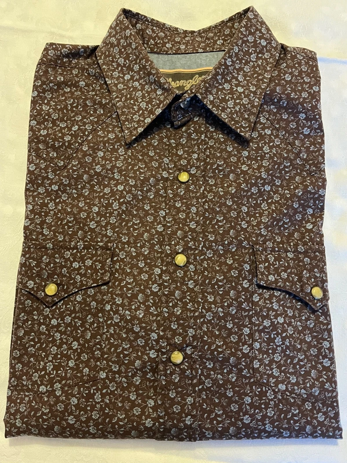 Wrangler mens Medium shirt in Brown with floral pattern