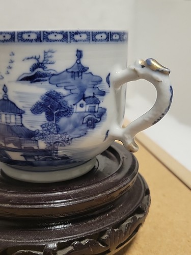 Taza de porcelana azul y blanca de exportación china del siglo XVIII con manos dobles - Imagen 5 de 16
