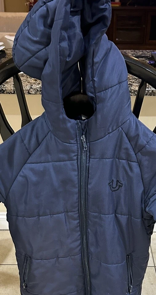 Chaqueta acolchada True Religion Puffer negra para jóvenes talla S abrigo con capucha cremallera completa Foto 2 de 3