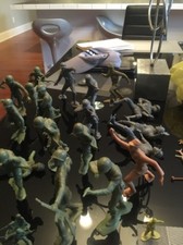 Vintage toy soldiers Huge Lot Over 100. Marx Soldiers And Others
