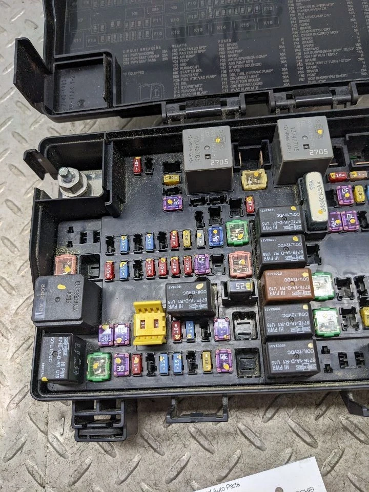 Caja de fusibles motor Wk carrocería VIN E o F sexto dígito compatible con Grand Cherokee 1169875 19-22 Foto 4 de 4