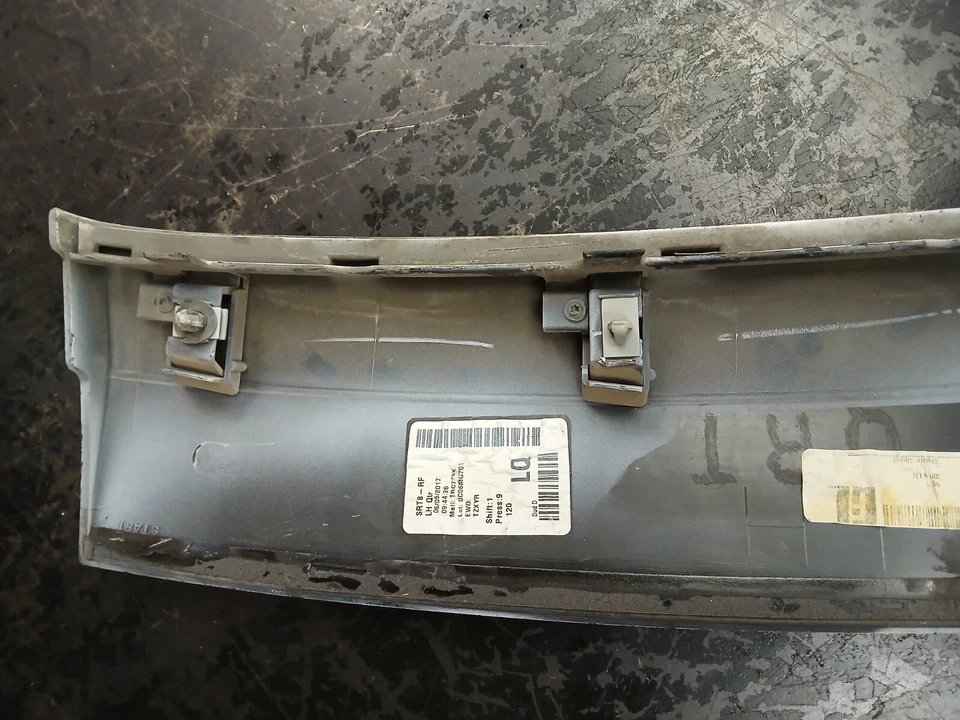 Jeep Grand Cherokee 2013-2022 conductor puerta lateral derecha arco de rueda moldura acampanada Foto 4 de 4