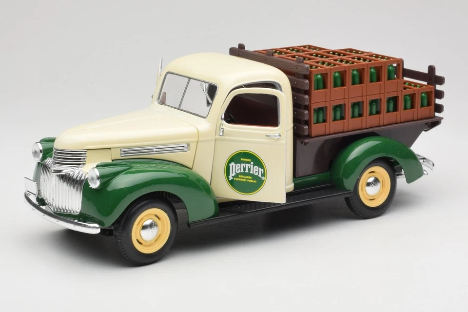 203243 Chevrolet Brasseur Perrier Delivery Van Green Solido 1/18 - Image 2 of 4