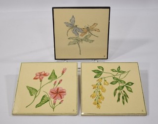 3 alte handbemalte FLIESEN mit INSEKTEN & BLUMEN signiert JH Kachel Keramik Set