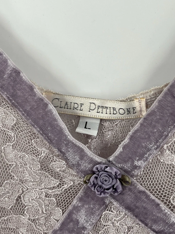 Vestido de noche grande CLAIRE PETTIBONE de encaje púrpura claro con cuello en V Foto 3 de 4