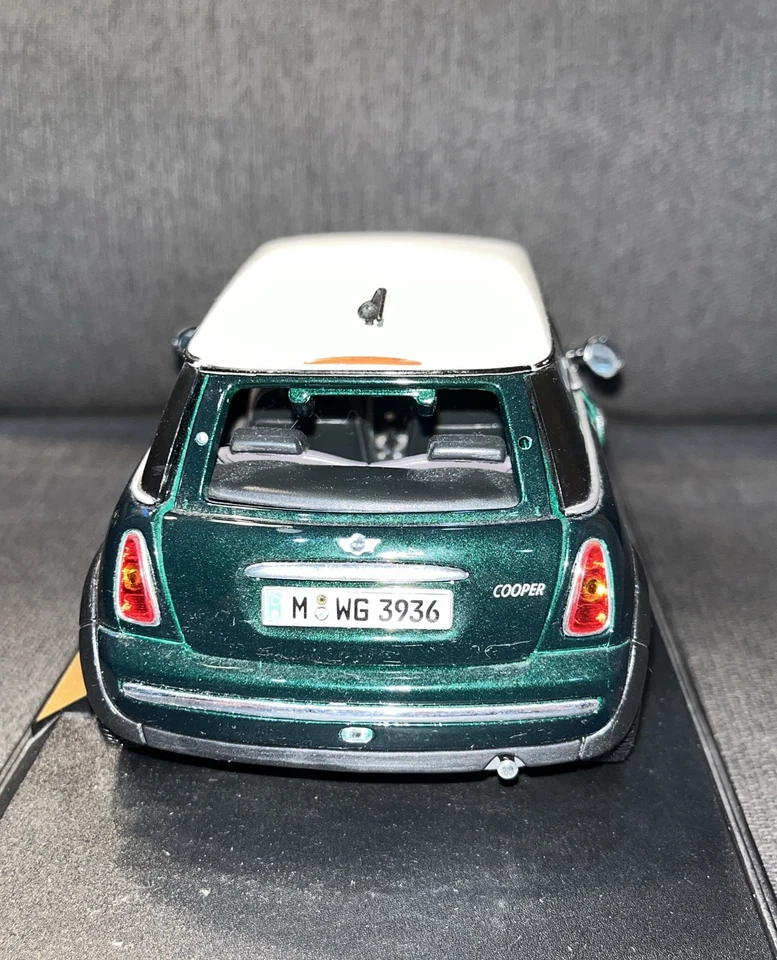 MAISTO MINI COOPER SPECIAL EDITION 1/18 SCALE GREEN/WHITE Preowned Diecast 1998 - Image 3 of 4