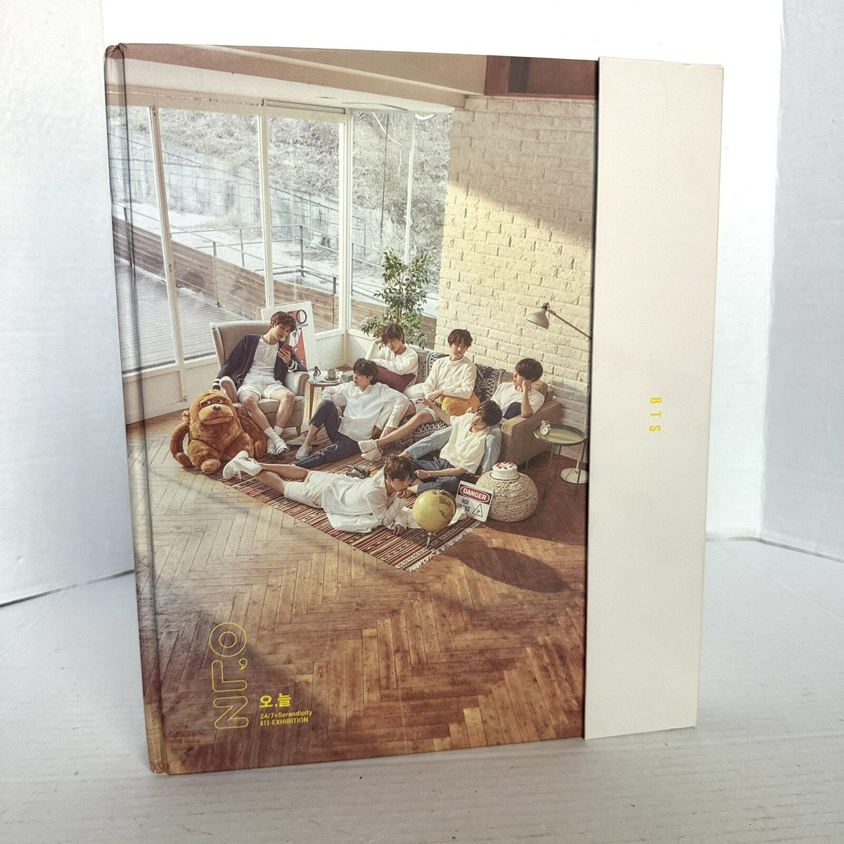 BTS 2018 Official Exhibition Book + Live Photo Set + 2