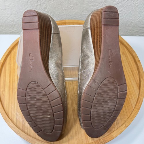 Clarks Artisan Vendra Daisy Wedge Heel Sandals 8.5 Gold Leather Peep Toe Pumps - Picture 9 of 10