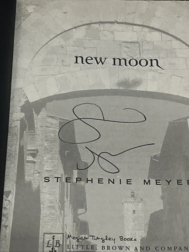 Stephenie Meyer *SIGNED* New Moon Book - Twilight - Hollywood Film - Image 3 of 4
