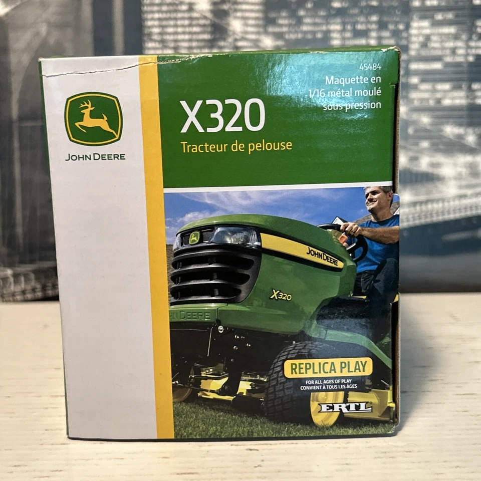 Tractor de césped John Deere Ertl 2018 escala 1/16 fundido a presión X320 con cortacésped nuevo en caja Foto 4 de 4