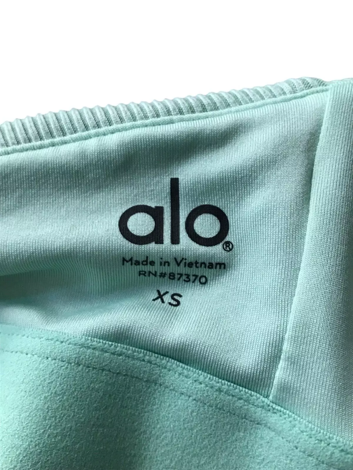 alo-yoga cropped cross-back strap scoop neck tank-top