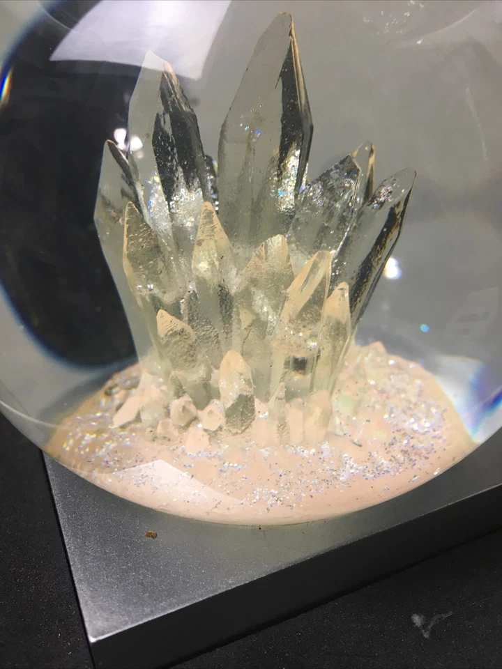 Globo de nieve pesado estilo vintage con racimo de cristal - brillo iridiscente, base plateada Foto 3 de 4