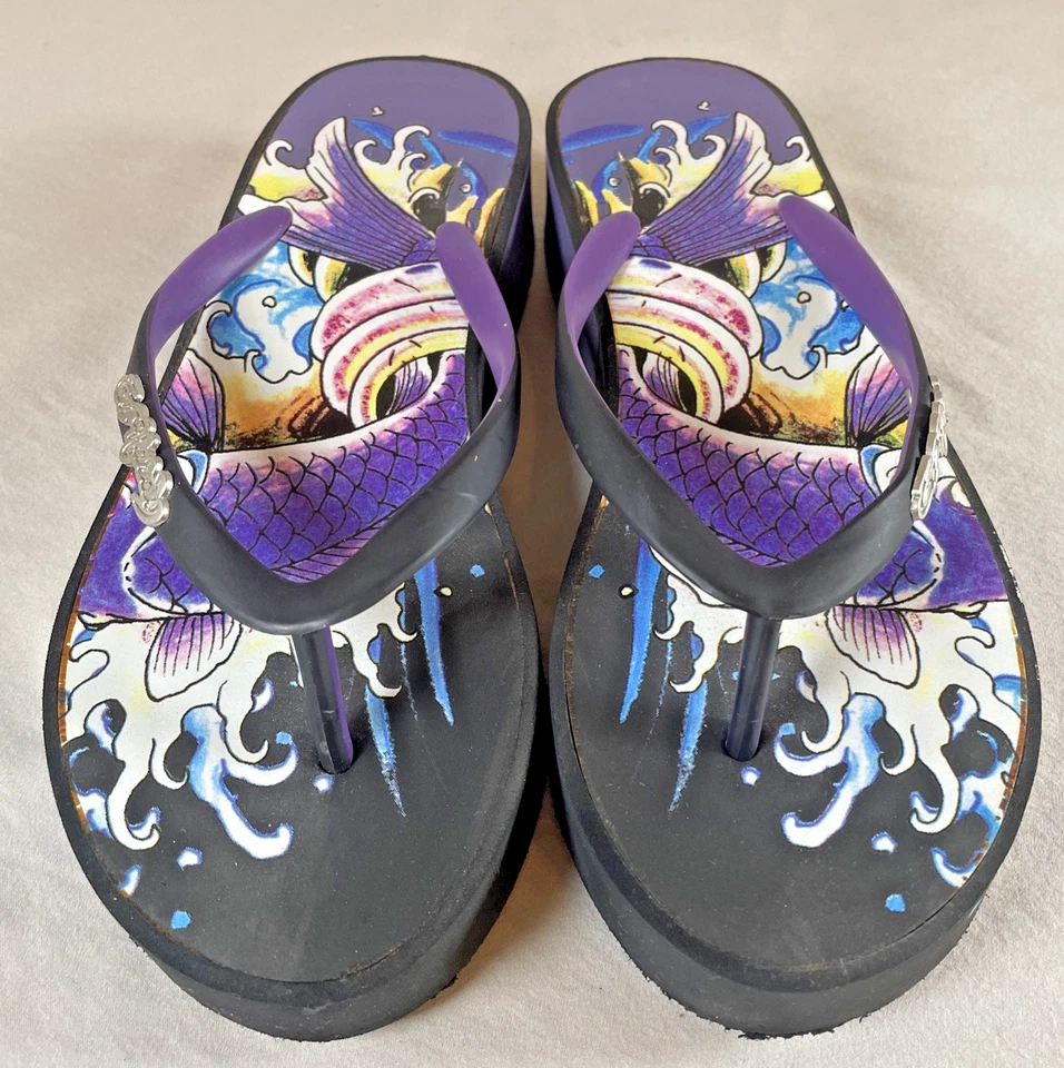 Ed Hardy 人字拖 尺寸 7 / 8 紫色鱼纹身 Y2K 凉鞋 黑色 街头服饰 — 第 2/4 张图片