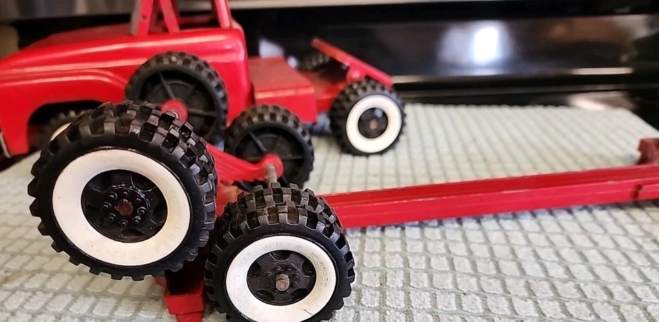 Camión de acero prensado Structo vintage con remolque de troncos Foto 4 de 4